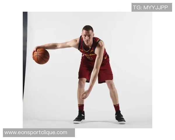 字母哥身穿43号球衣训练双臂肌肉线条惊艳全场引发热议